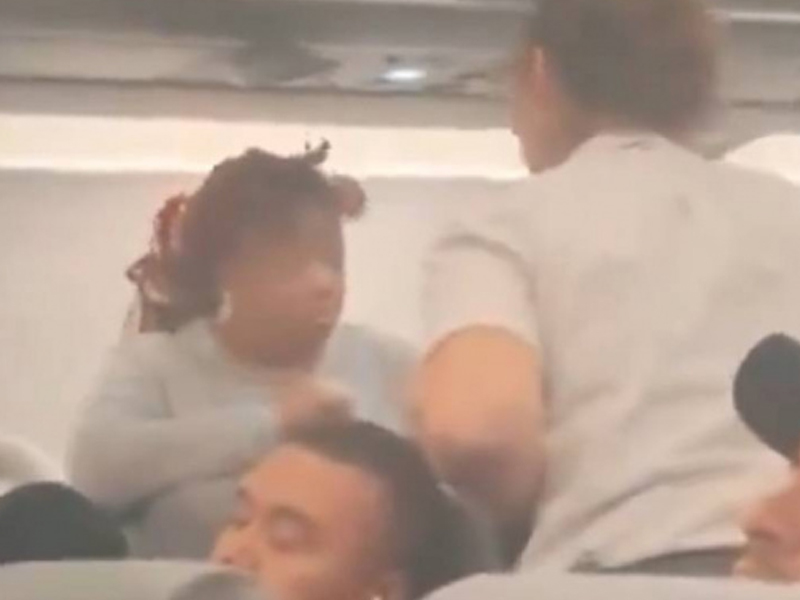 女乘客手機留登機口,要求飛機折返! 女乘客手機留登機口,要求飛機折返!