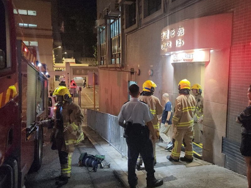 上環單位充電起火,濃煙四起 上環單位充電起火,濃煙四起
