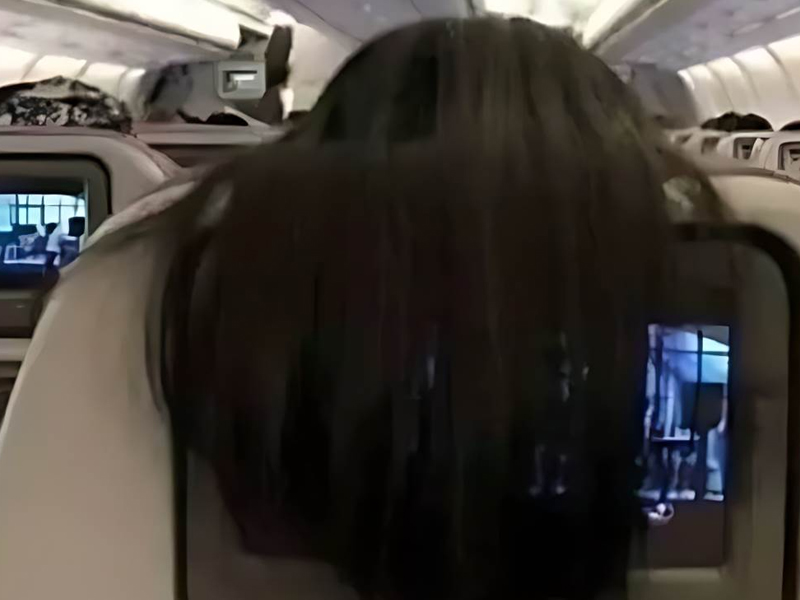 狂勸也不聽!前座女乘客長髮擋住飛機螢幕 狂勸也不聽!前座女乘客長髮擋住飛機螢幕