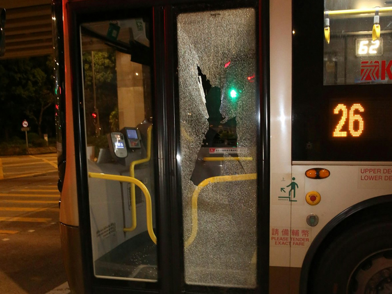 男子凌晨油麻地追九巴不遂,怒爆車門洩憤 男子凌晨油麻地追九巴不遂,怒爆車門洩憤