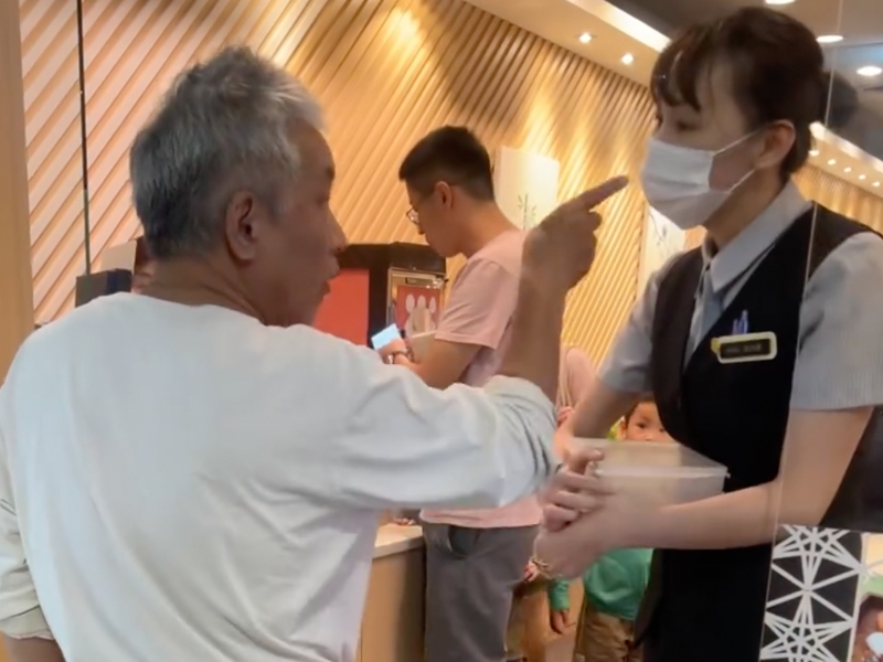 爭鮮老人插隊怒嗆女店員 爭鮮老人插隊怒嗆女店員