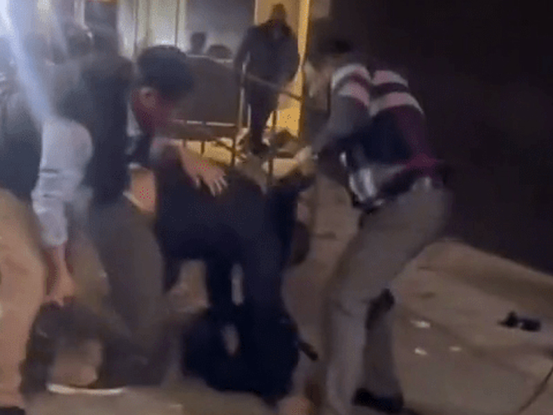 美國兩外籍匪劫中餐館,反被華人暴力反擊 美國兩外籍匪劫中餐館,反被華人暴力反擊