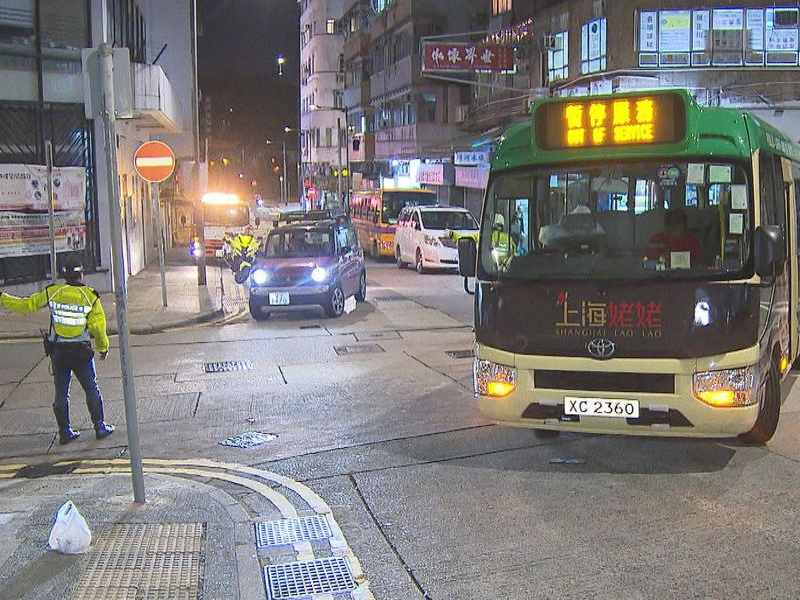 小巴試車失控！老翁遭撞頭部重傷入院