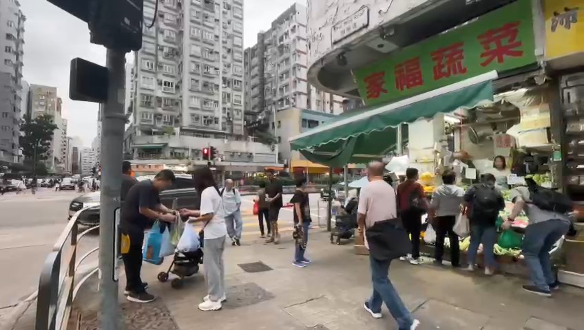 老婦偷蔥，街市職員捉拿報警