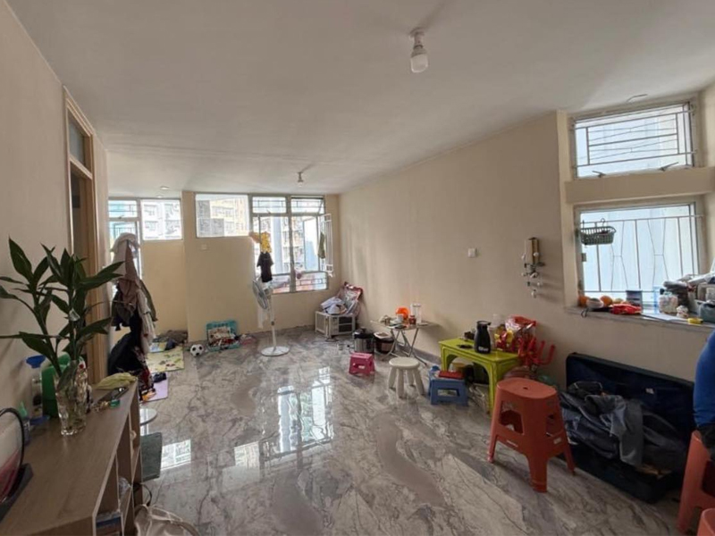 募捐廣告被質疑真實性，家徒四壁還是住大屋用名牌