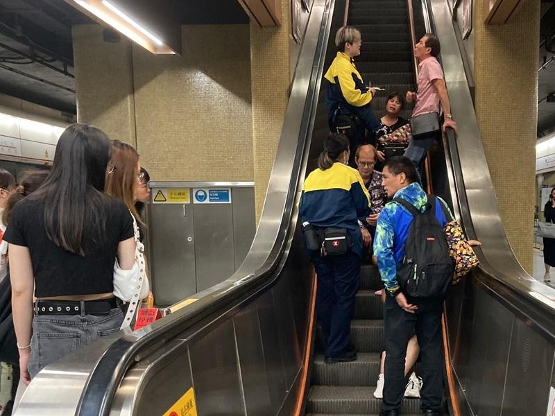 長沙灣站扶手電梯再釀意外，男子失平衡跌倒致人踩人