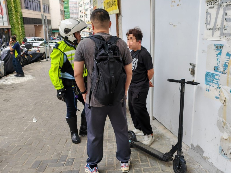 警方打擊違法電動滑板車，5 名男子被捕