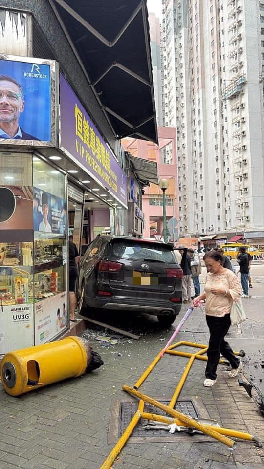 私家車失控衝眼鏡舖，4 人受傷場面混亂