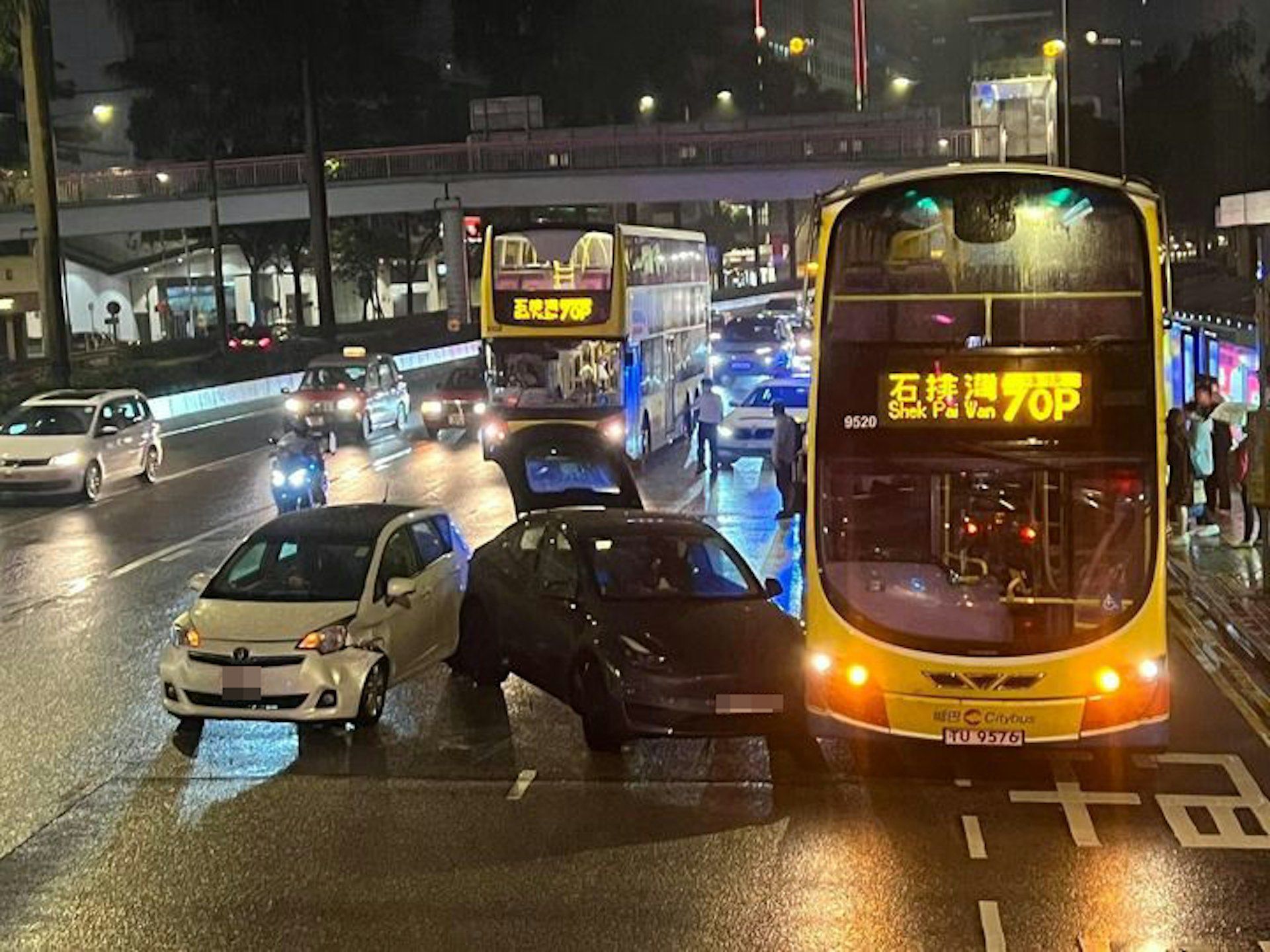 灣仔三車相撞車禍，男司機倒臥城巴尾