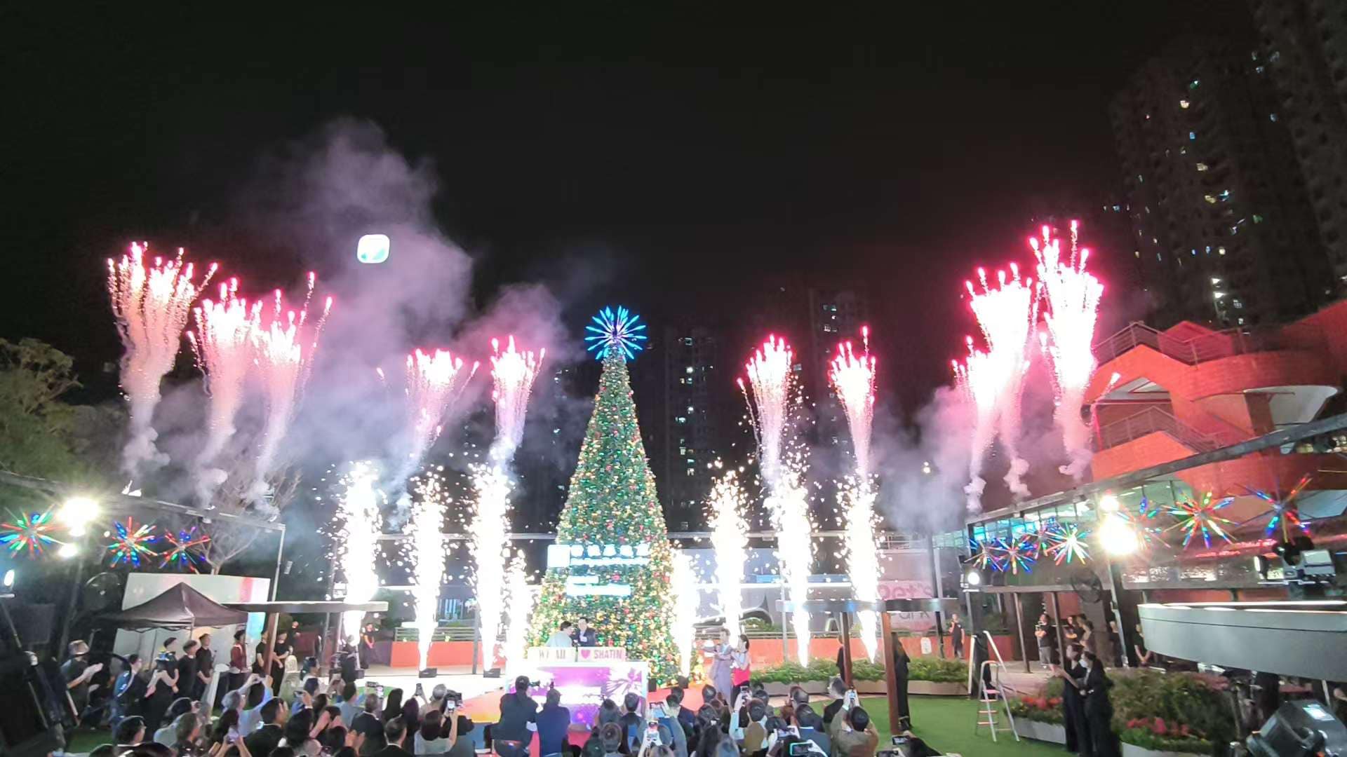 沙田新城市廣場，全港首個商場煙花匯演