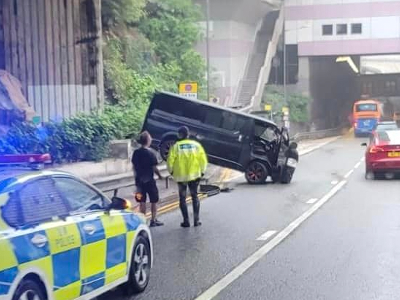 鯉魚門道驚險一幕 貨車自炒撞向路邊