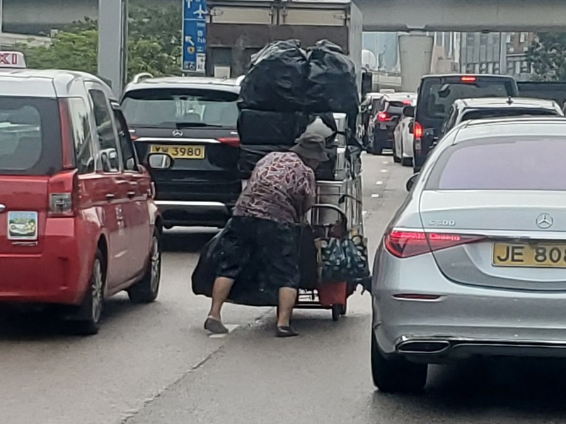 婆婆推手推車，驚現繁忙隧道口車流中