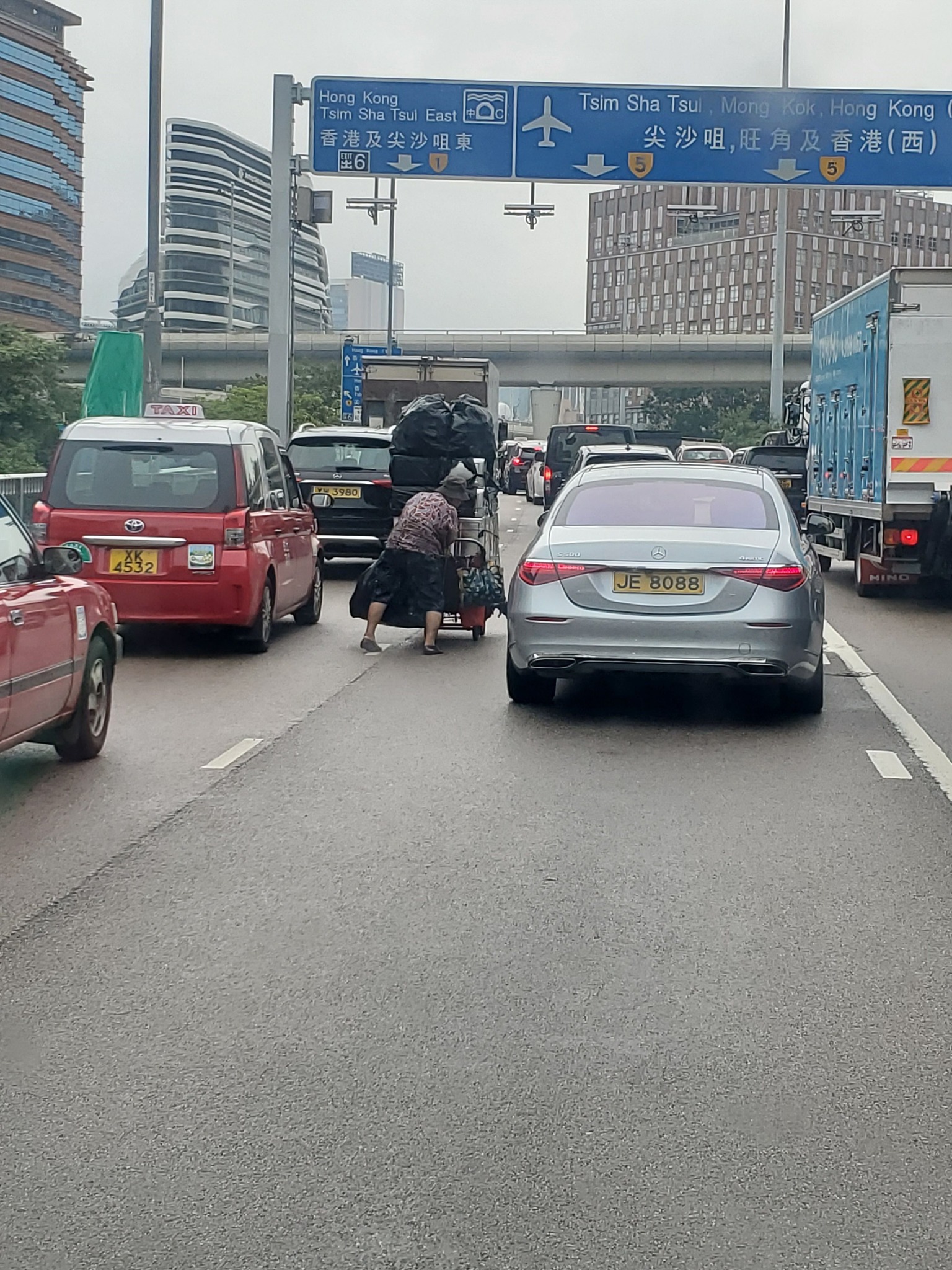 婆婆推手推車，驚現繁忙隧道口車流中