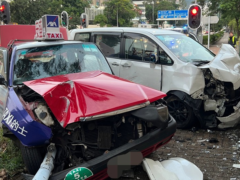 私家車與的士，九龍塘猛烈相撞衝上行人路