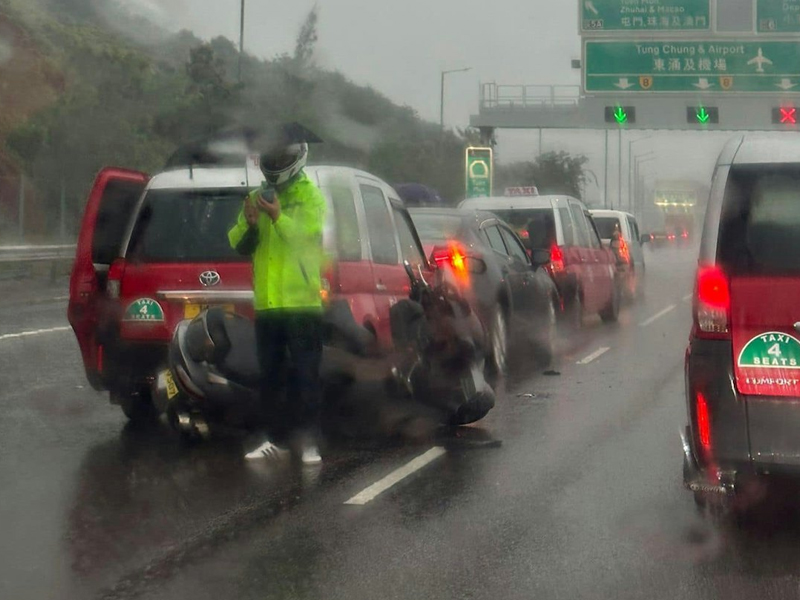 北大嶼山公路 5 車連環相撞