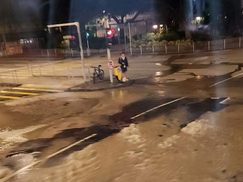 屯門鹹水管爆裂，路面澤國行人困島