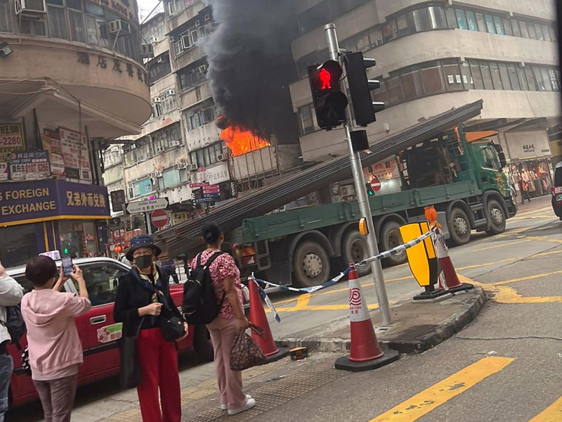 上海街單位突發火災，火舌吞噬佐敦唐樓