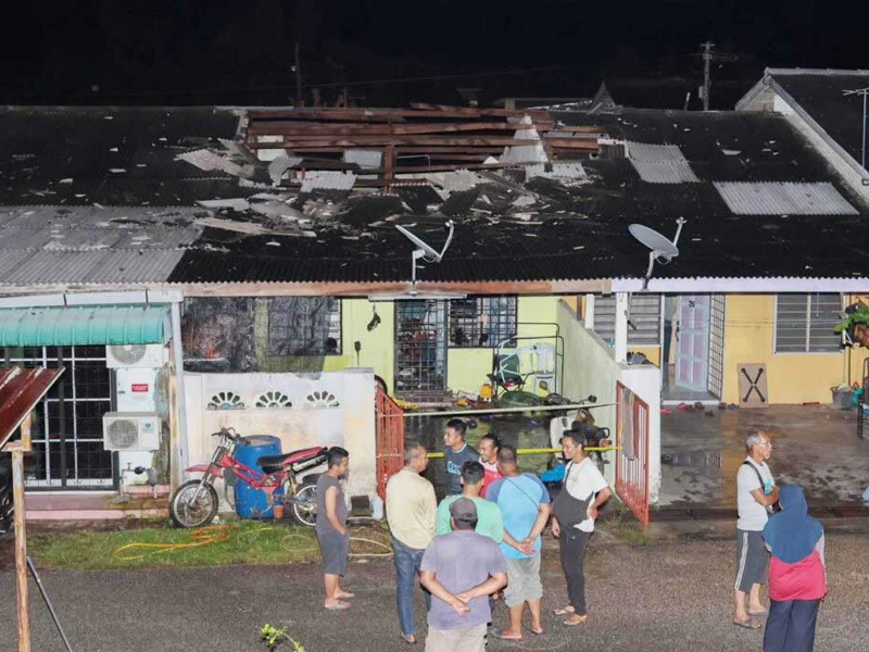 冷氣機短路爆炸!天花板炸出大洞 冷氣機短路爆炸!天花板炸出大洞
