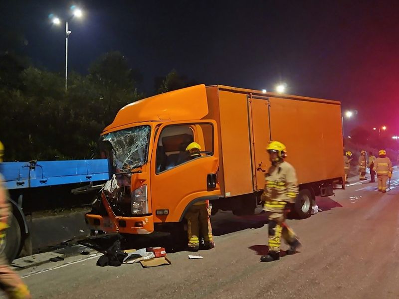 貨車猛撞直插 30 噸貨車尾