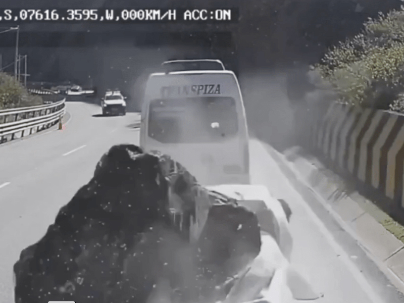 天降巨石，車上乘客不幸喪生