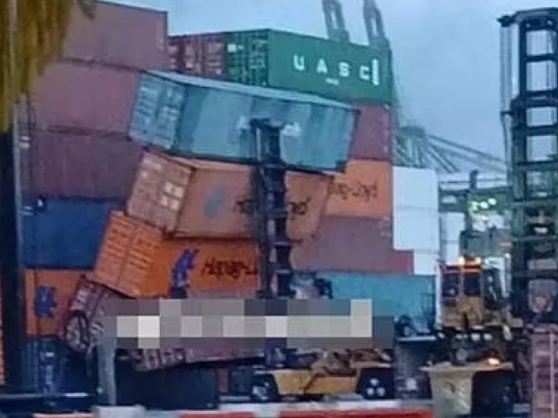 5 個貨櫃如積木倒塌瞬間