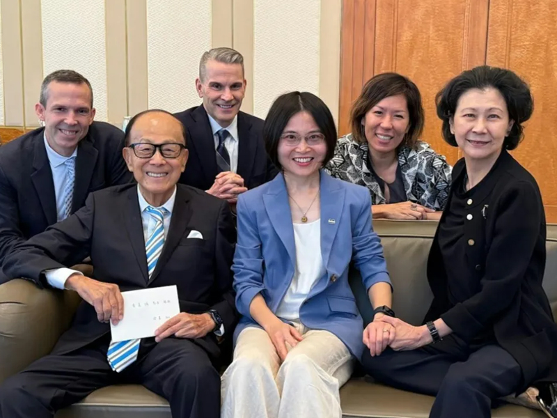 96 歲李嘉誠，罕見同框紅顏知己周凱旋