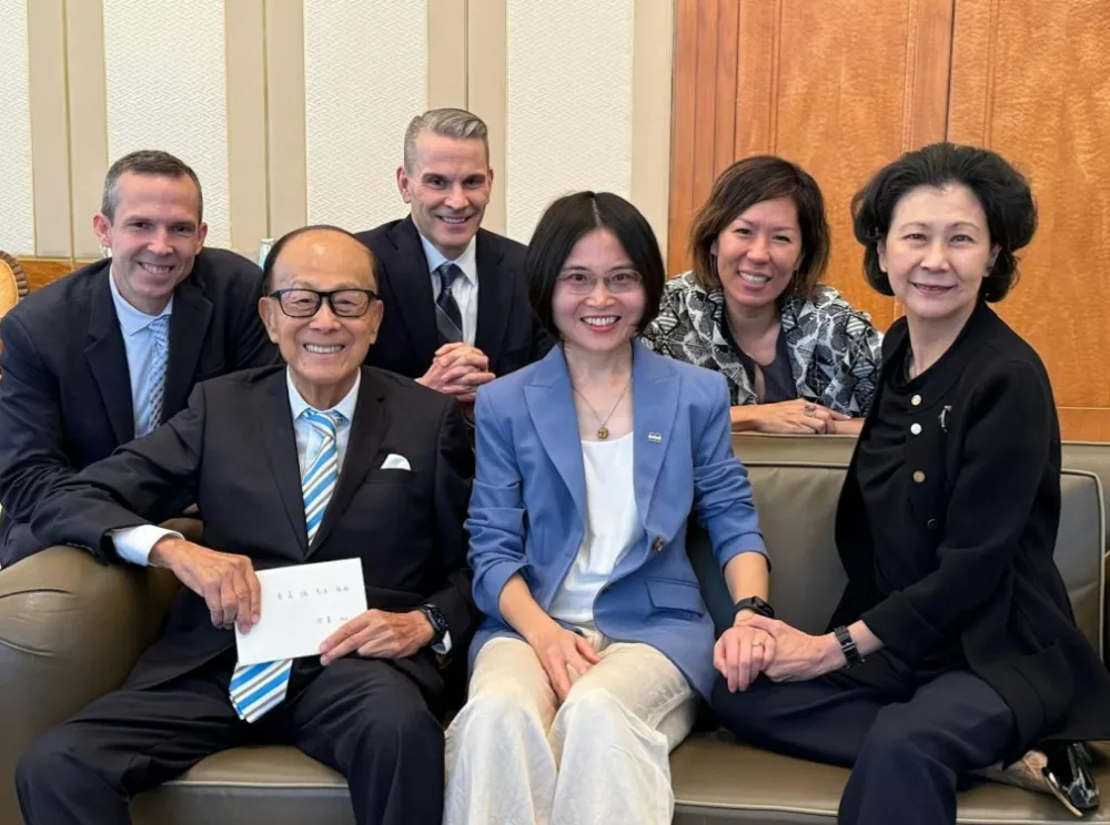 96 歲李嘉誠，罕見同框紅顏知己周凱旋