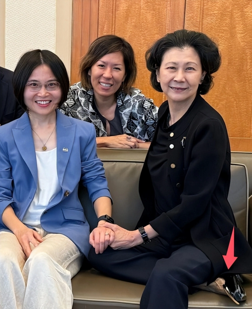 96 歲李嘉誠，罕見同框紅顏知己周凱旋