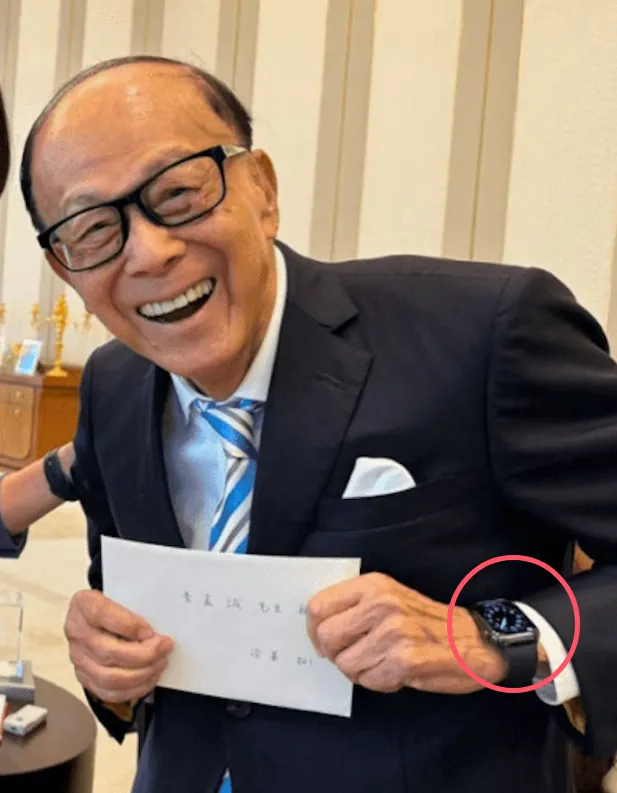 96 歲李嘉誠，罕見同框紅顏知己周凱旋