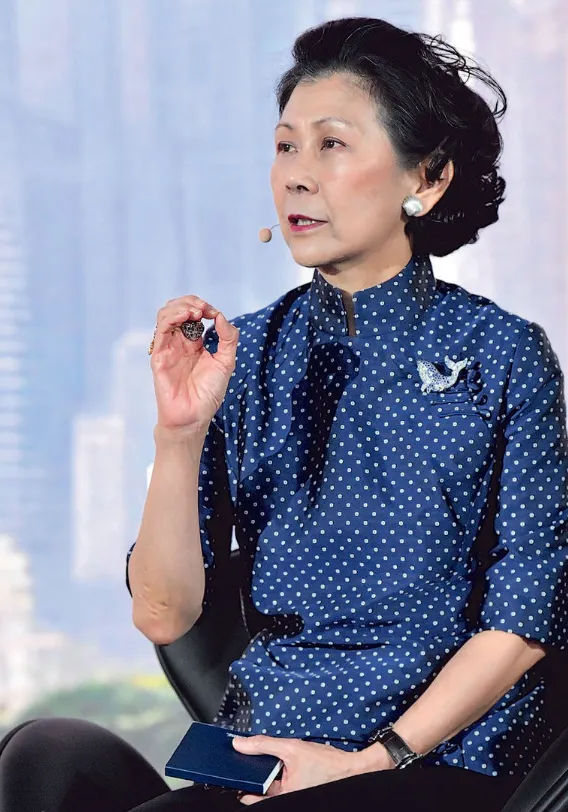 96 歲李嘉誠，罕見同框紅顏知己周凱旋