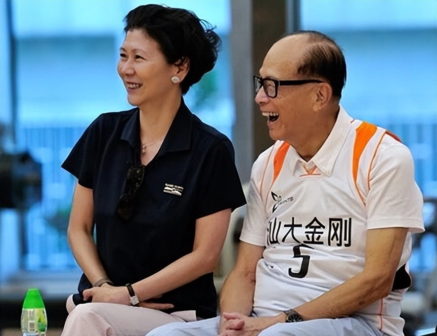 96 歲李嘉誠，罕見同框紅顏知己周凱旋