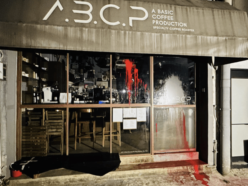 四日兩次遭淋紅油 店主：完全唔明咩事！