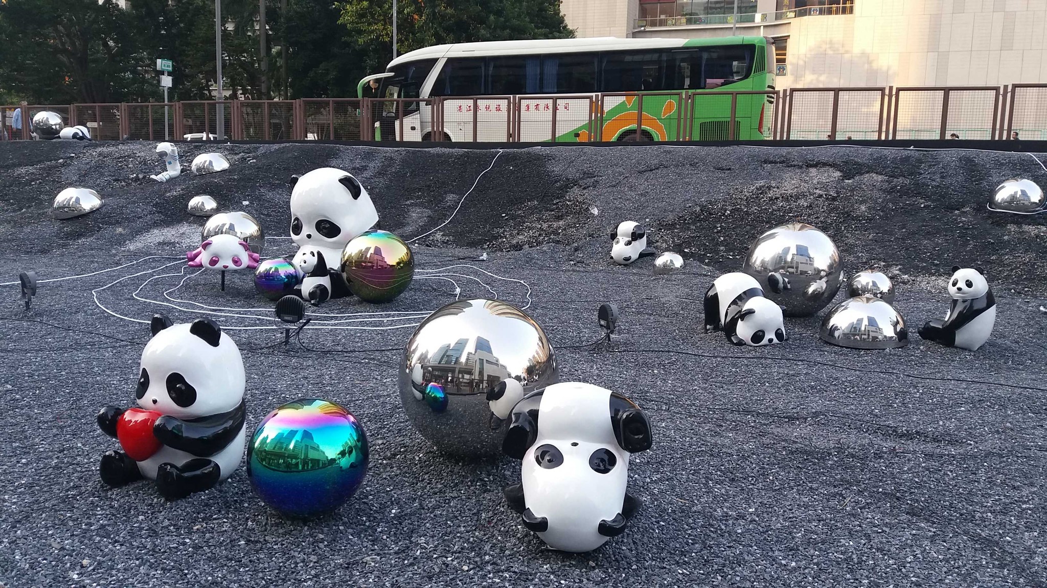 觀塘熊貓展品連環意外！火警後又傳失竊