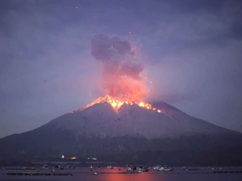 日本火山又爆發！3400 米火山灰籠罩天空