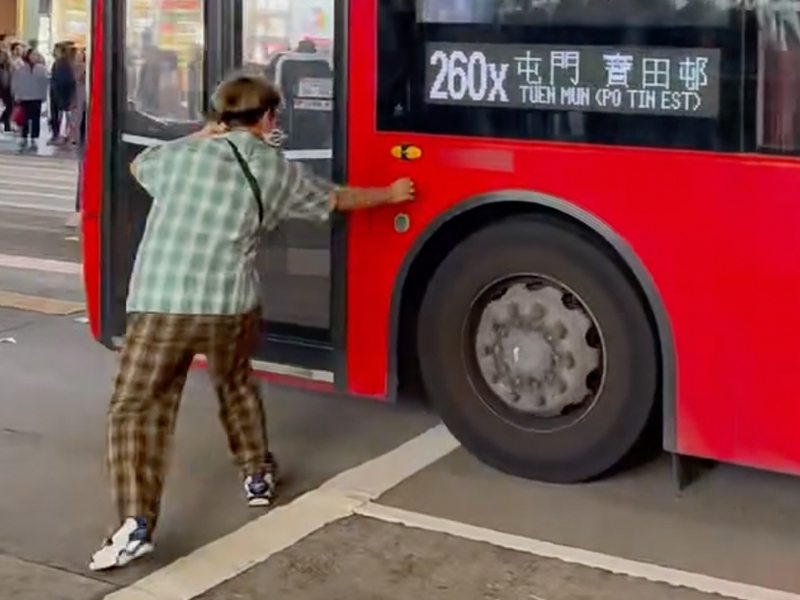 彌敦道狂漢，緊急掣攔截九巴