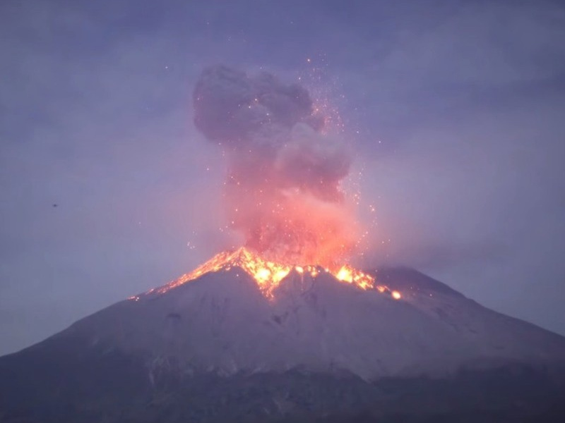 鹿兒島火山深夜噴發，噴煙高達 800 米