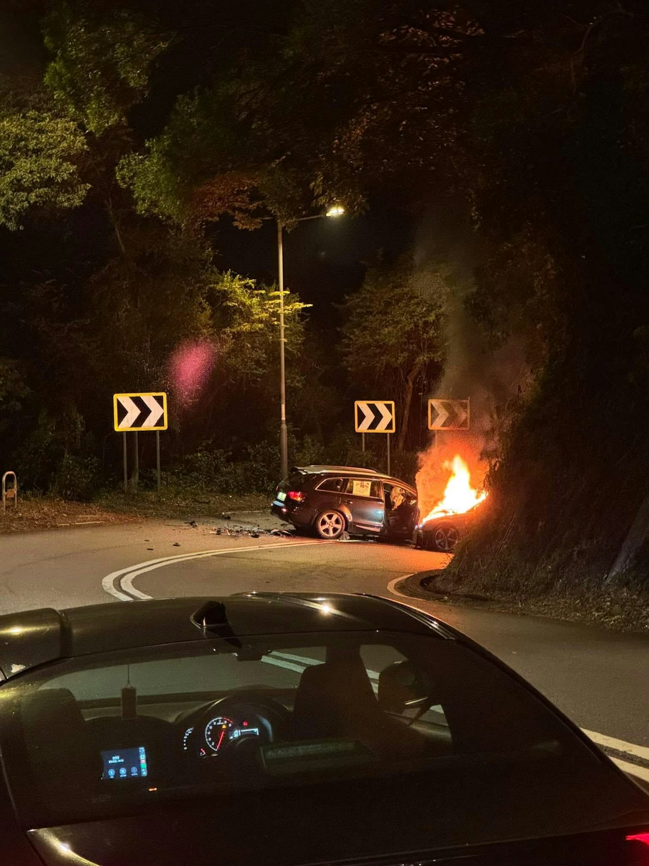 元旦車禍，荃錦公路 3 車相撞傳出爆炸聲