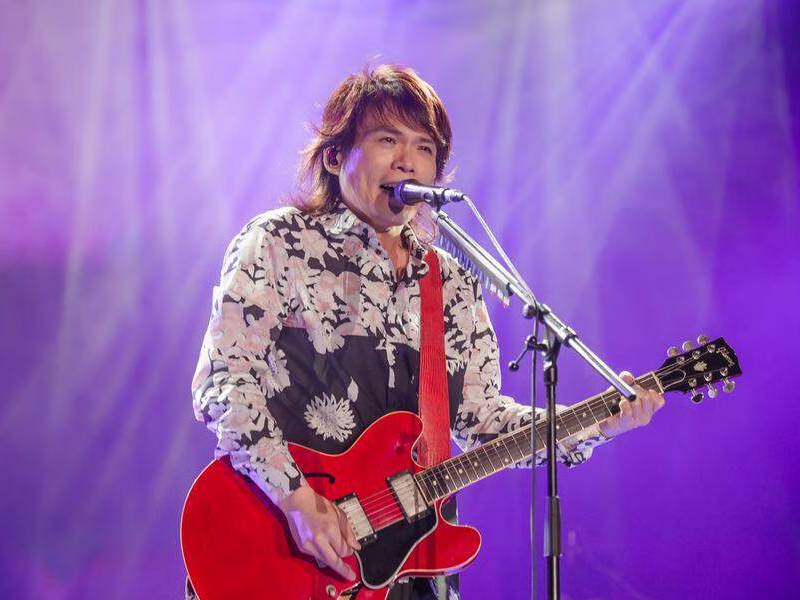 伍佰跨年晚會表演，螢幕出現恐怖鬼面