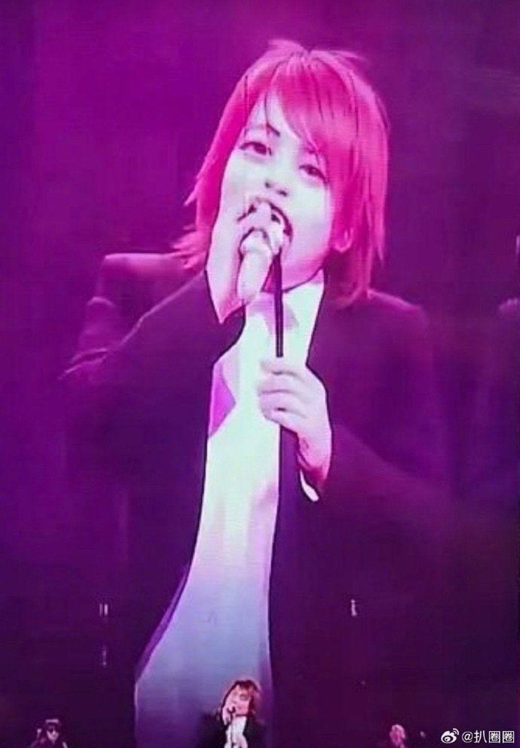 伍佰跨年晚會表演，螢幕出現恐怖鬼面