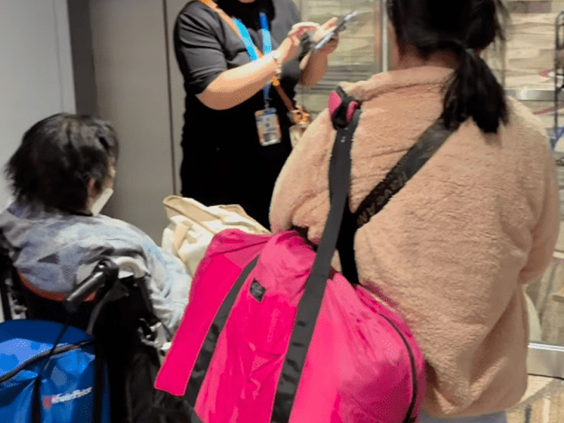 八旬輪椅婦被困國泰航班閘口 八旬輪椅婦被困國泰航班閘口