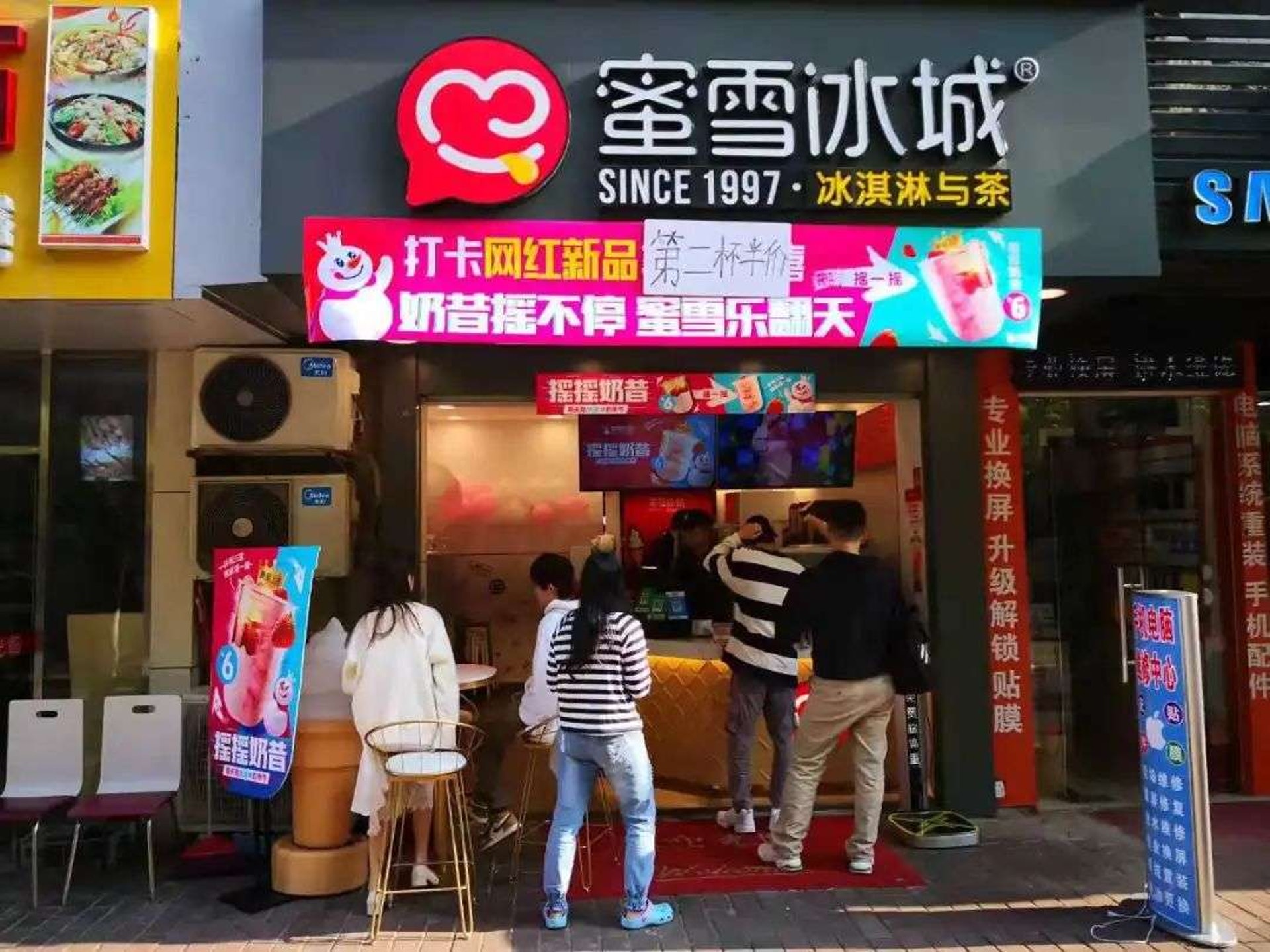 全球門店數超 Starbucks，蜜雪冰城重啟 IPO