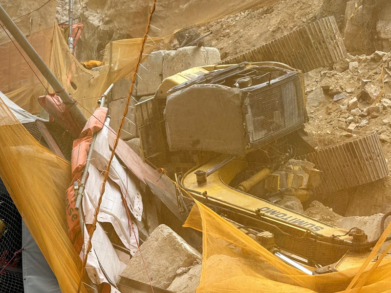 藍田工業意外：挖泥車失控壓住垃圾車