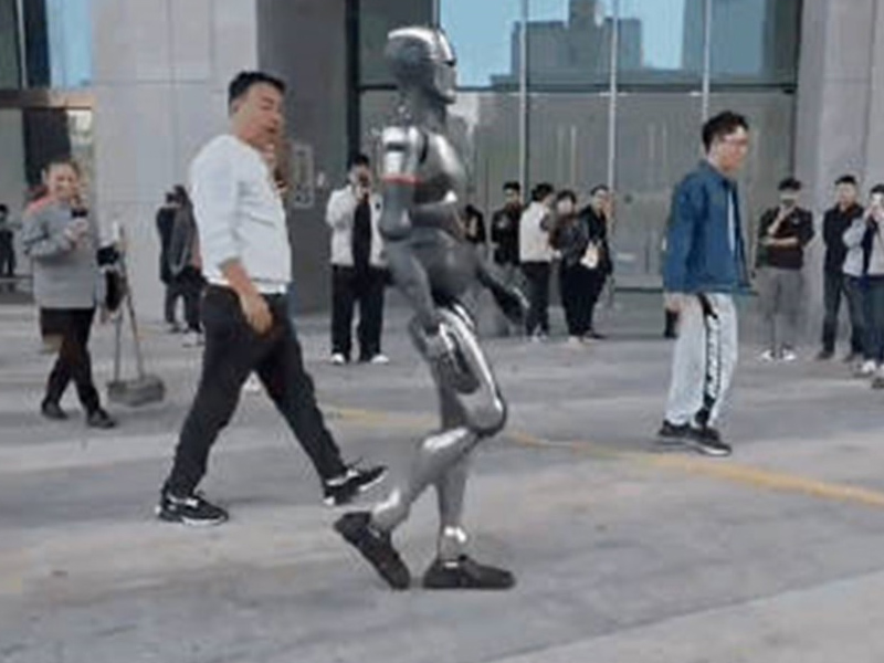 深圳街頭驚現人形機器人