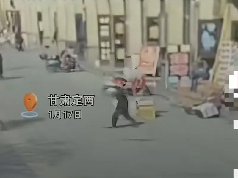 小孩下水道丟爆竹,引發爆炸被彈飛 小孩下水道丟爆竹,引發爆炸被彈飛