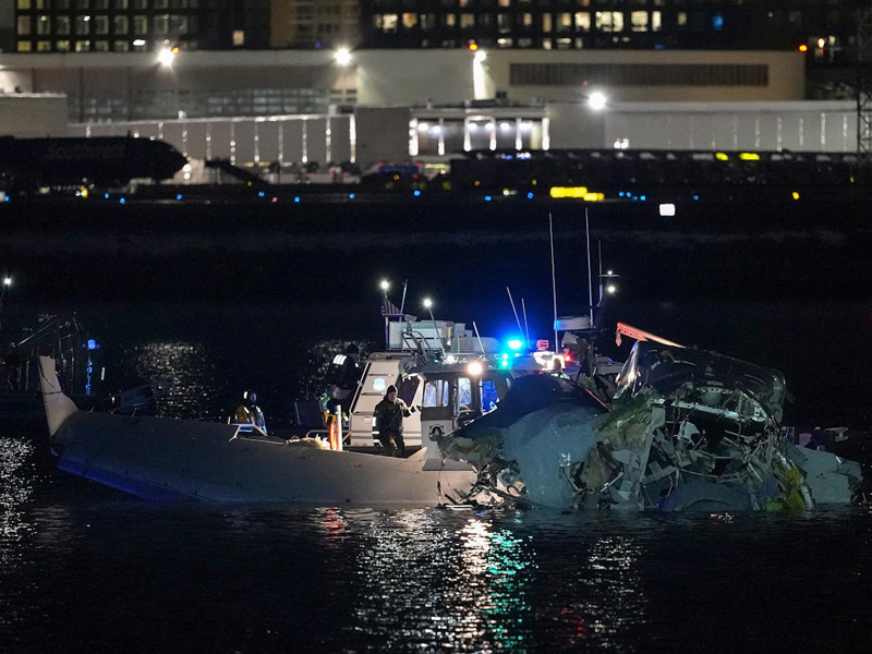 美軍黑鷹直升機與客機相撞墜河