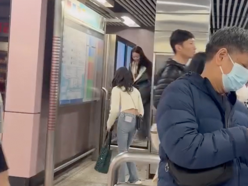 兩少女公然跳閘逃票 兩少女公然跳閘逃票