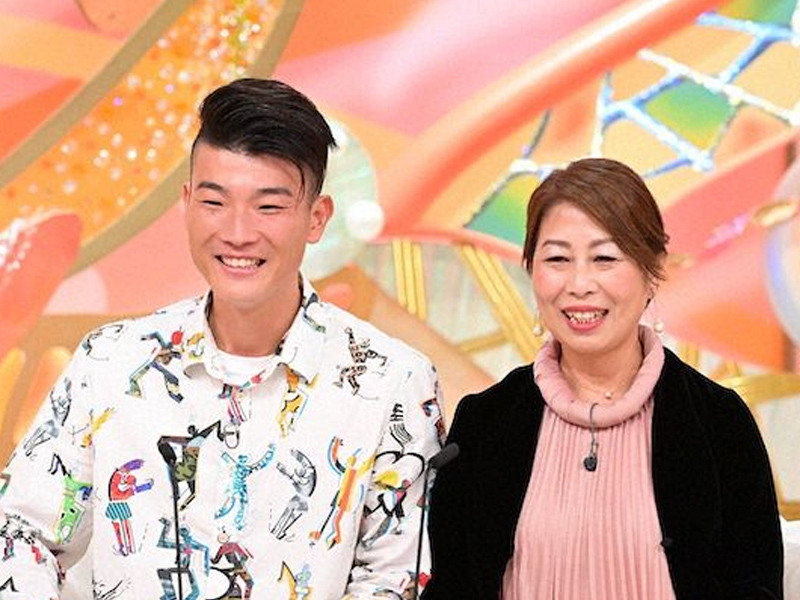 愛上同學大 21 歲媽媽！他一見鍾情