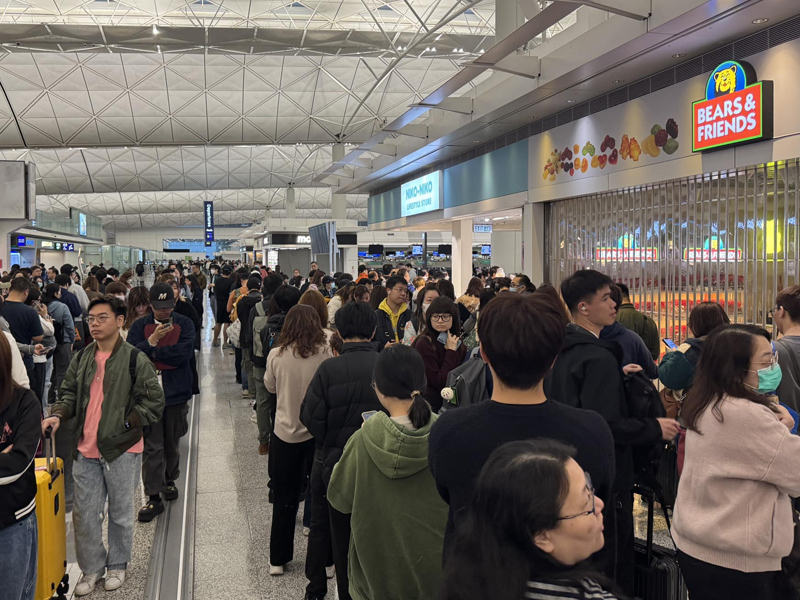 為搶購 Chiikawa 機場清晨現百人長龍