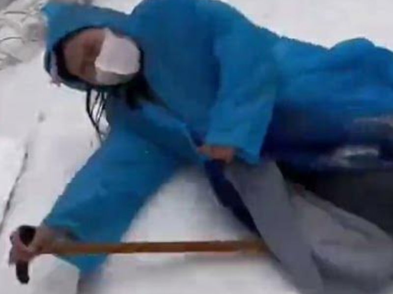 黃山遊客頭朝下，滑倒意外驚險一幕