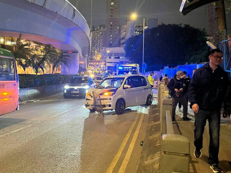 牛池灣私家車剷行人路，兩女子受傷